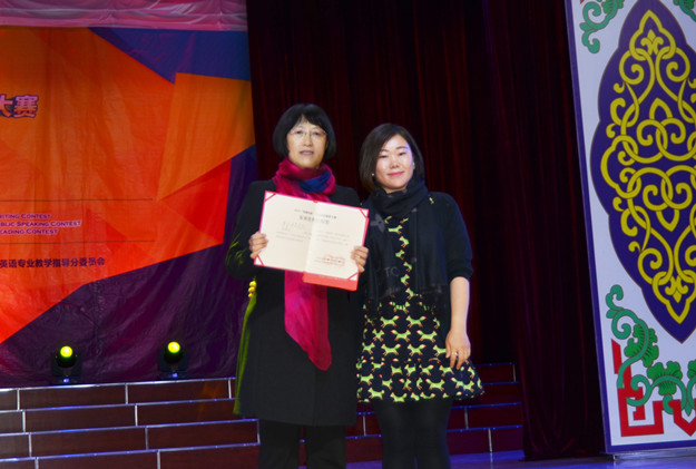 11韦亚菲女士颁发最佳组织奖组织奖.jpg