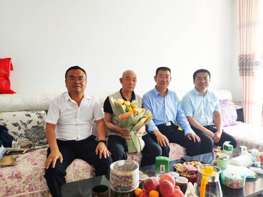 一群人正在用餐聊天低可信度描述已自动生成