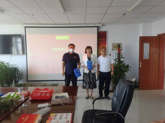 人站在房间里低可信度描述已自动生成