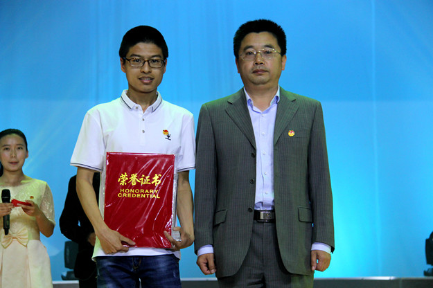 刘校长颁奖.jpg