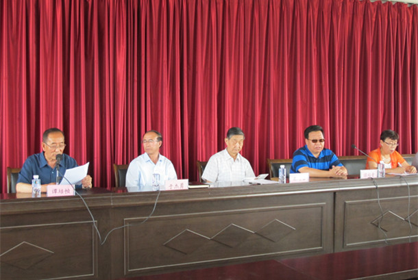 谭培帧副会长宣读自治区老教授协会贺信1_副本.jpg