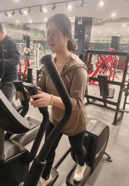 图片包含 人, 女人, 男人, 年轻AI 生成的内容可能不正确。