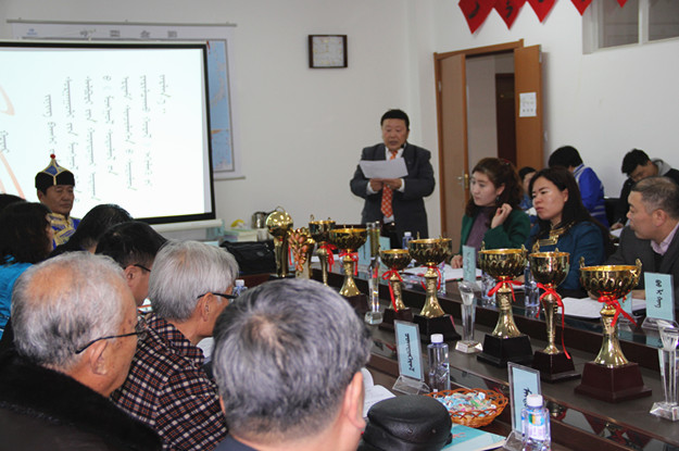 20151229004乌恩其老师主持会议.JPG