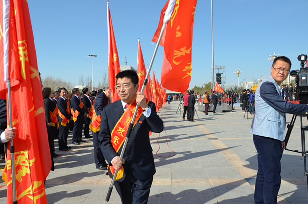 刘书记举旗.JPG