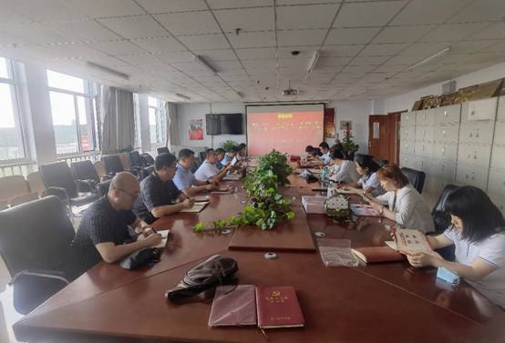 人们在看台上的人在餐厅里中度可信度描述已自动生成